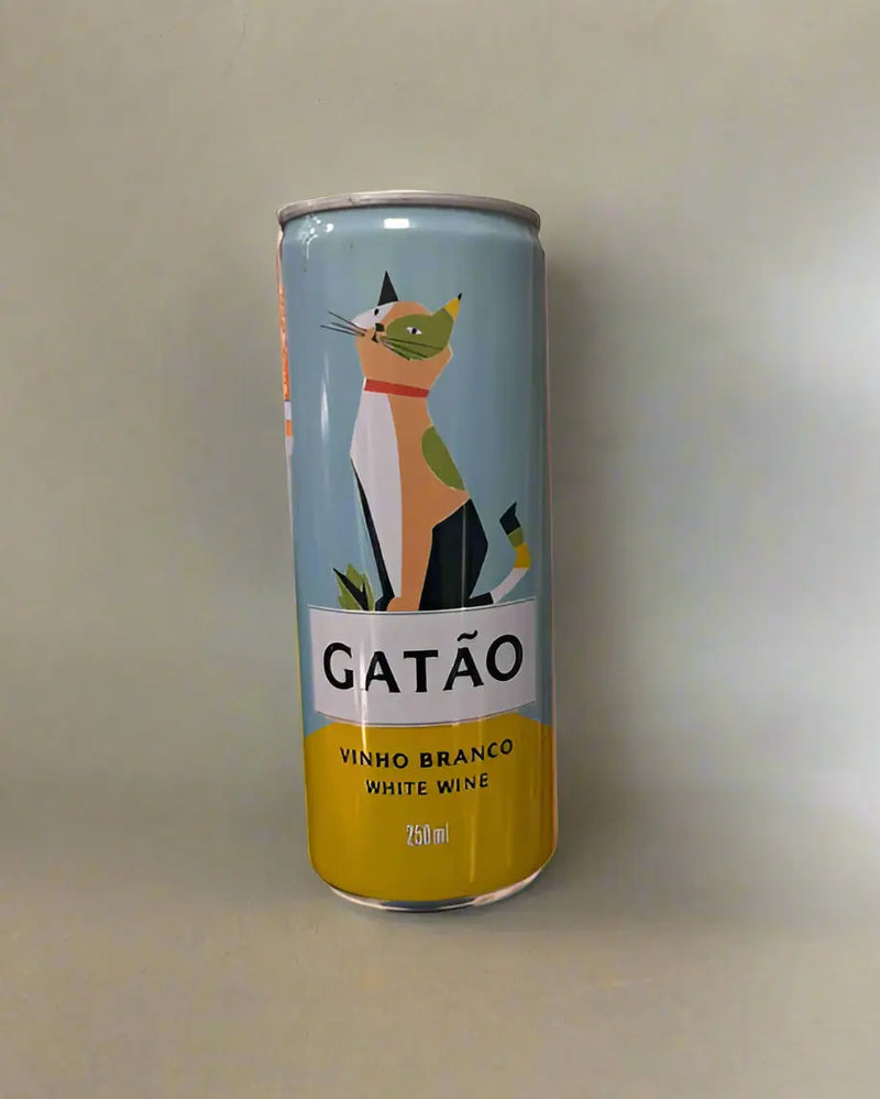 Can of Gataó white wine held by a hand on a tiled floor.