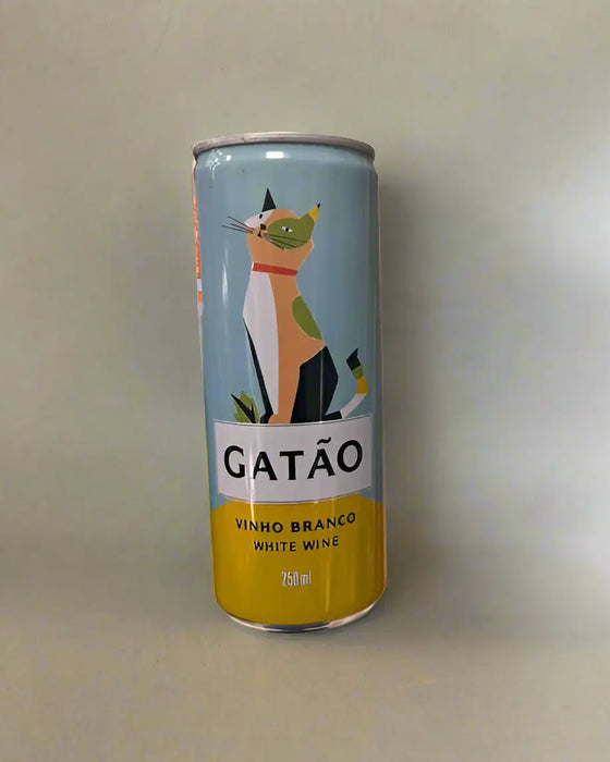 Can of Gataó white wine held by a hand on a tiled floor.