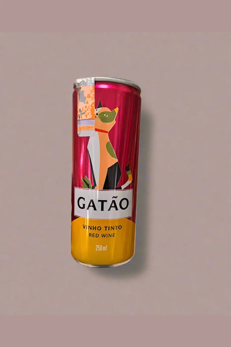 Red and yellow can of Gataó wine held by a hand in a store setting