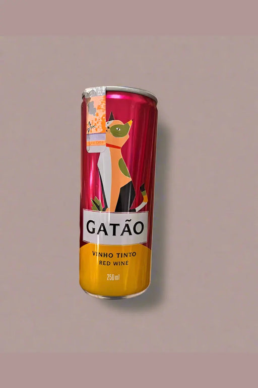 Red and yellow can of Gataó wine held by a hand in a store setting