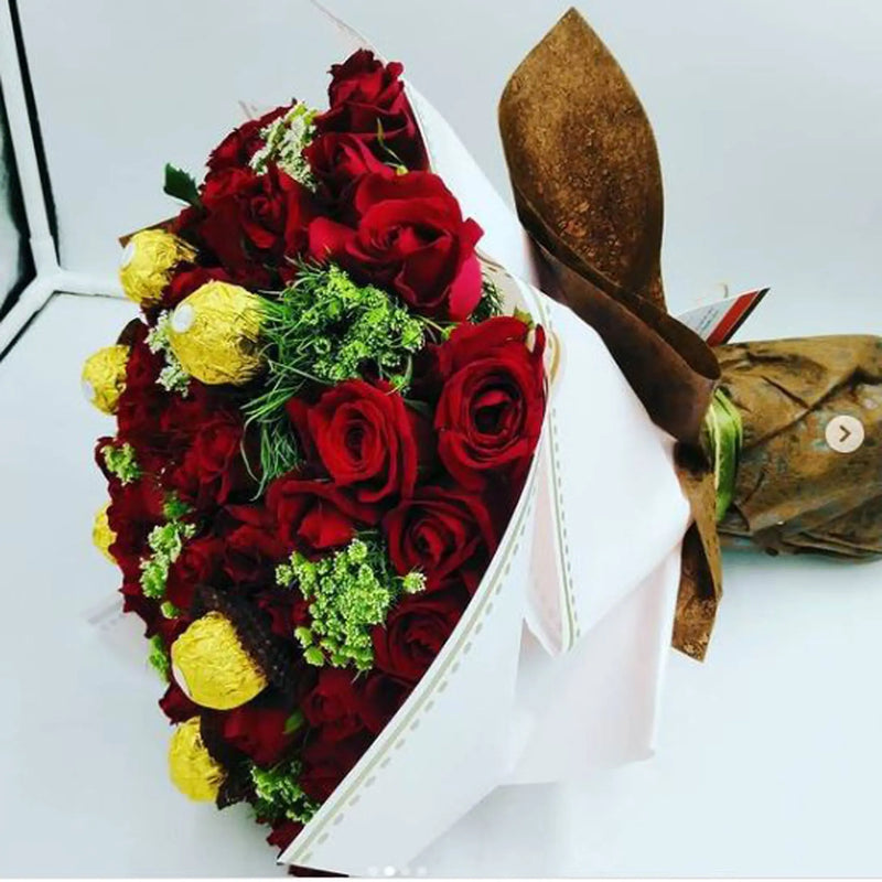 Rose Bucket with Chocolate murukali.com