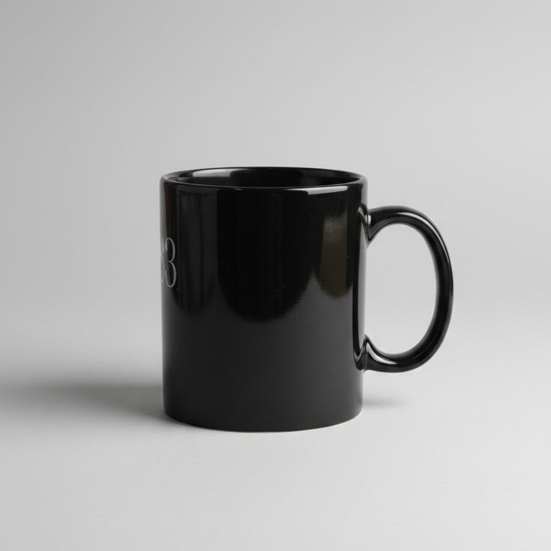 Große, glänzend schwarze Keramiktasse