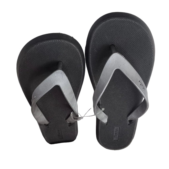 Bata Unisex Safari Heavy-Duty Comfort Flip Flops (Black/Silver)