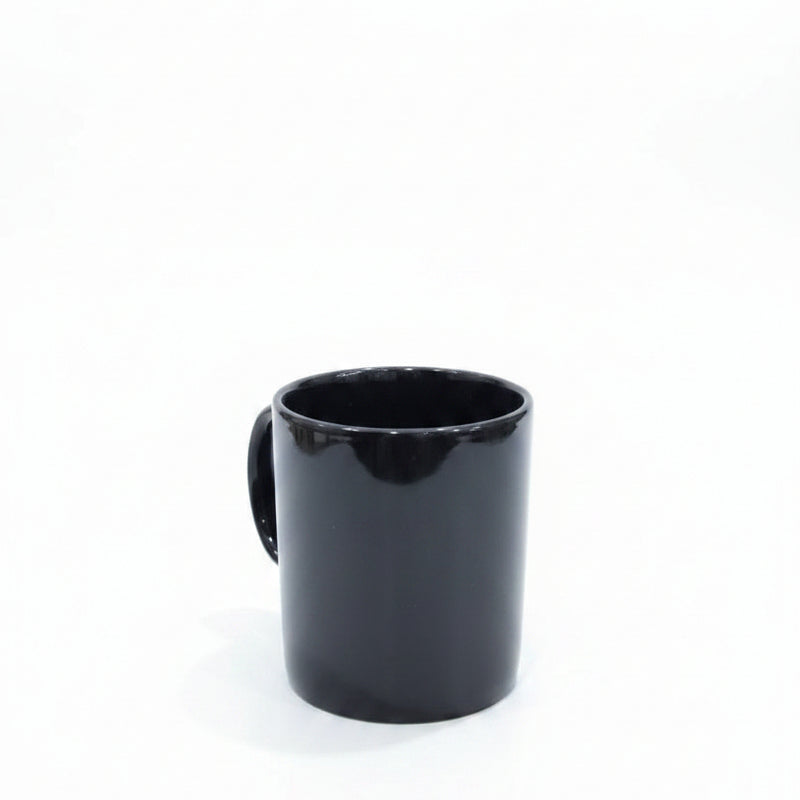 Große, glänzend schwarze Keramiktasse